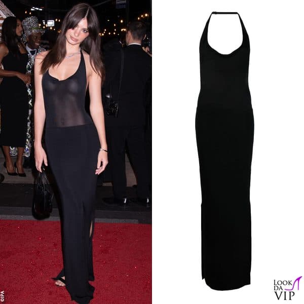 Emily Ratajkowski gioca con il vedo non vedo con l'abito Aya Muse