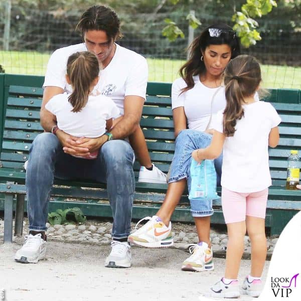 Matri e la Nargi al parco Sempione di Milano con le figlie 