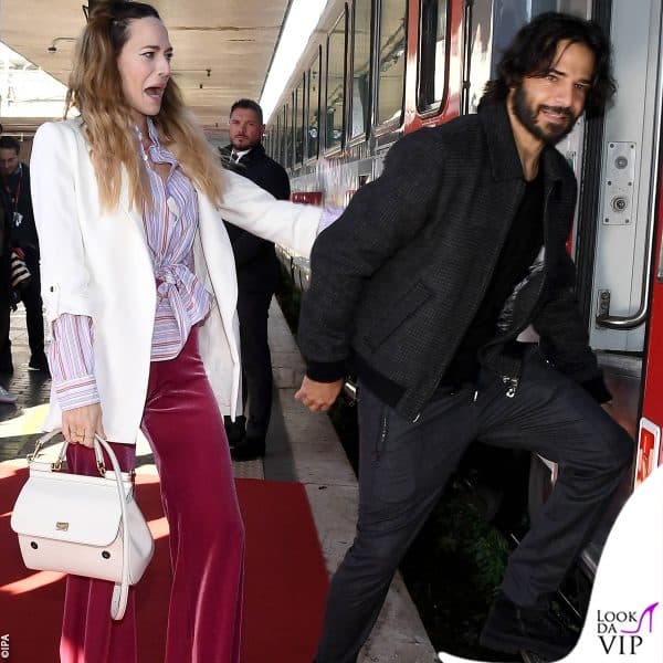 Laura e Marco salgono sul treno 