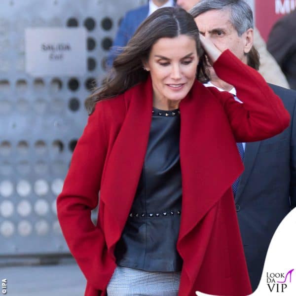 Cappotto sbottonato, top di pelle e mano in tasca, la regina di Spagna è una trend setter