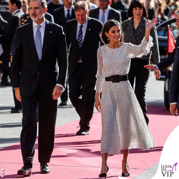 Il re e la regina di Spagna sfilano tra gli applausi