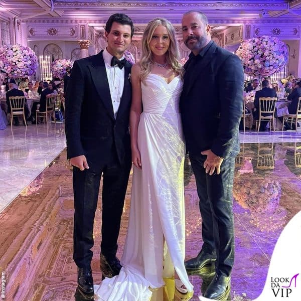dopo la cerimonia la sposa si è cambiata, eccola insieme al marito (a sinistra, in Tom Ford) 