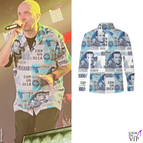 Max indossa una camicia con il suo volto e il titolo di uno dei suoi successi "Con un deca"