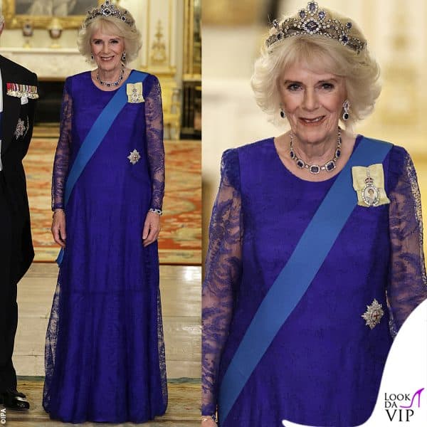 Camilla ha optato per un abito di Bruce Oldfield, abbinato alla tiara Belgium Sapphire e alla collana Giorgio VI