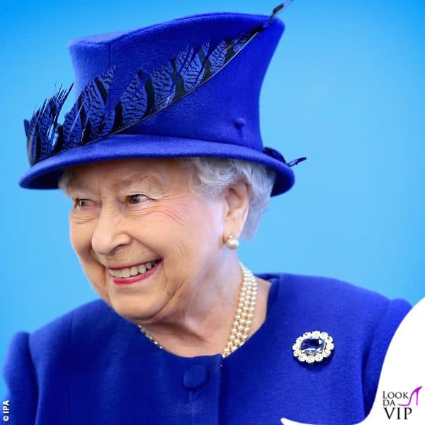 La Regina Elisabetta nel 2016 con la spilla realizzata con lo zaffiro più grosso della parure 