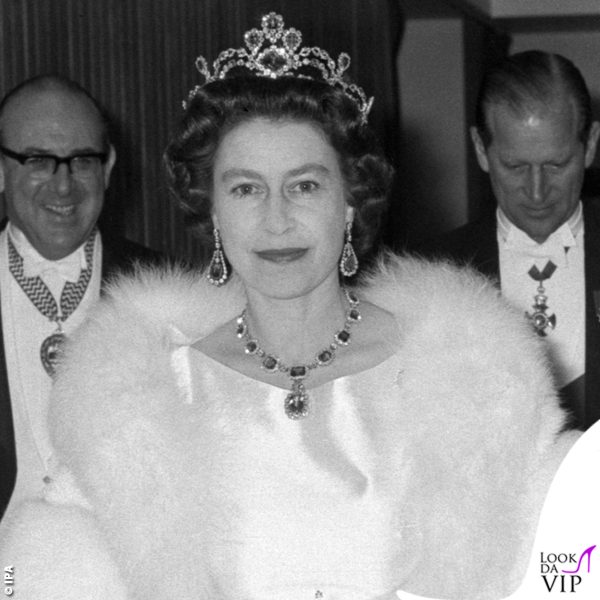 Anni 60: La regina Elisabetta con The George VI sapphire parure, cui aveva fatto aggiungere la Belgium sapphire tiara