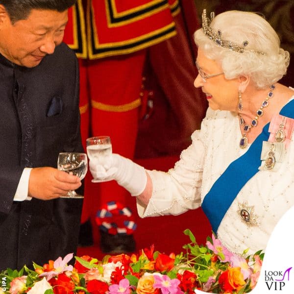 Elisabetta II la indossava nelle occasioni ufficiali: eccola nel 2015 con il presidente della Repubblica Popolare Cinese Xi Jinping 