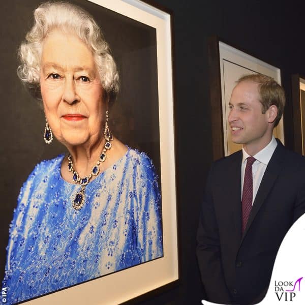 iL principe William guarda il ritratto della Regina Elisabetta realizzato da David Bailey: il fotografo le chiese se gli zaffiri fossero veri 