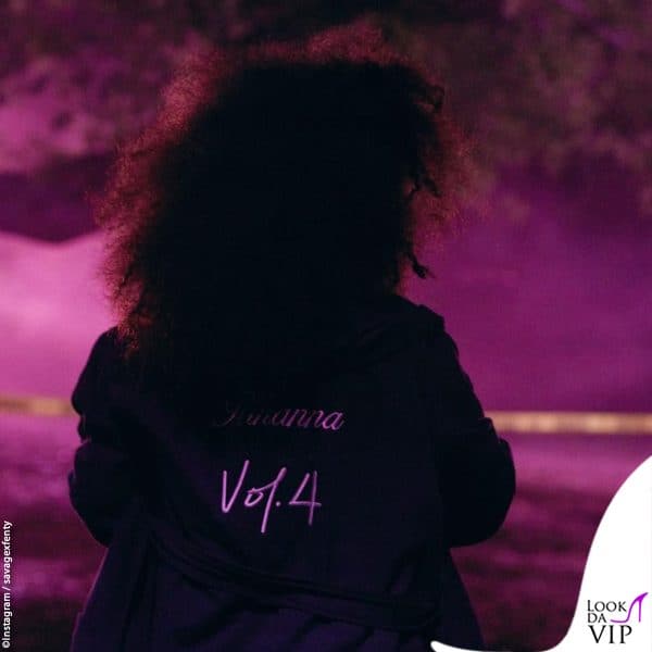 Rihanna in accappatoio è pronta per lo show Savage x Fenty Vol. 4 