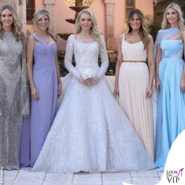 Lara Trump (in Oscar Lopez), Marla Maples, la sposa Tiffany Trump, Melania Trump e Ivanka Trump 
