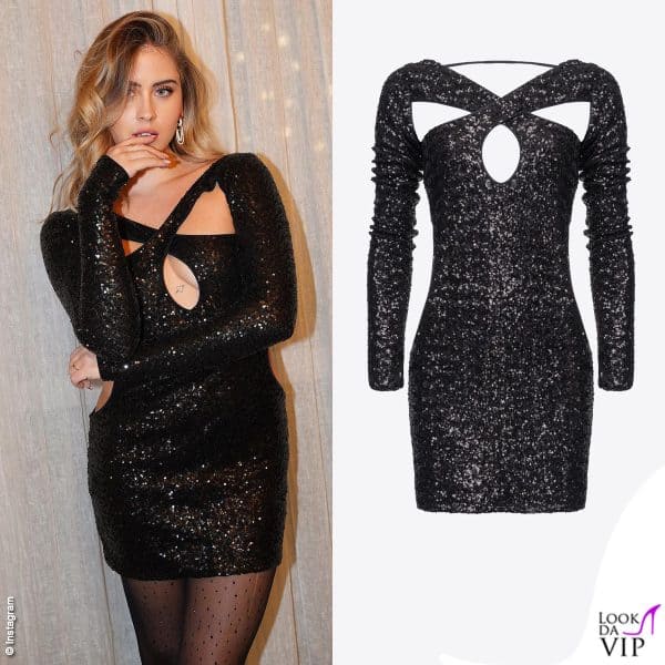 Una scollatura che regala scorci sexy per l'abito Pinko
