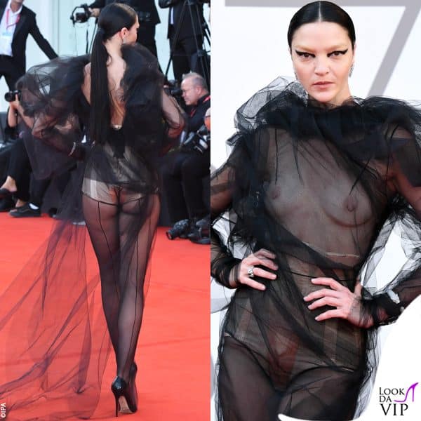 Mariacarla Boscono audace con seno a vista nell'outfit Jean Paul Gaultier sul red carpet del Festival di Venezia