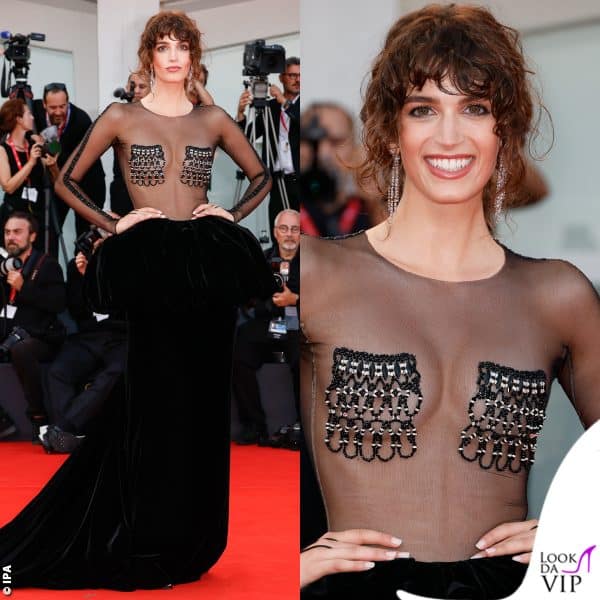 A Venezia 79 Greta Ferro gioca con le trasparenze dell'abito Giorgio Armani Prive (gioielli Messika)