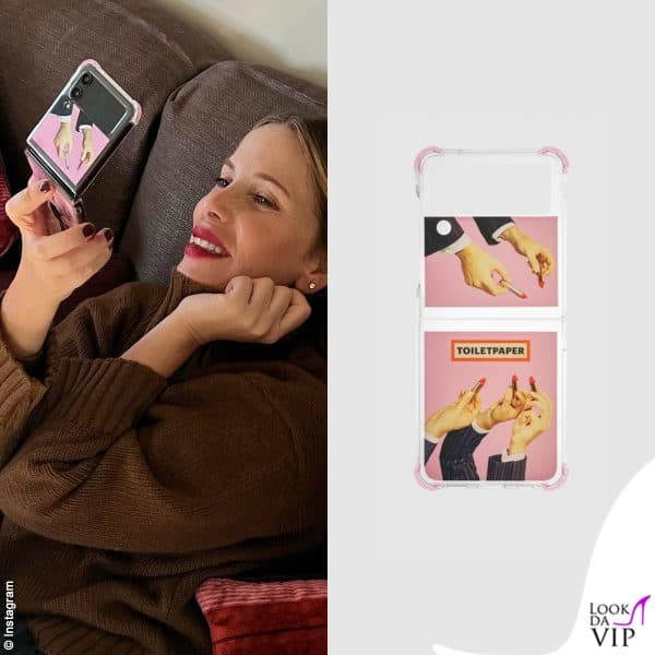 Alessia Marcuzzi, cover Seletti x Samsung Galaxy Z Flip 4 (69,90 euro)