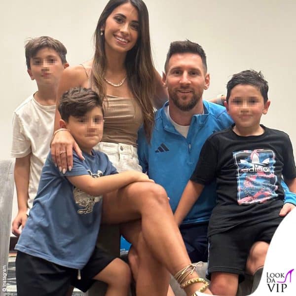 Antonella Roccuzzo e Lionel Messi, con i figli Thiago, Mateo e Ciro, formano una bellissima famiglia