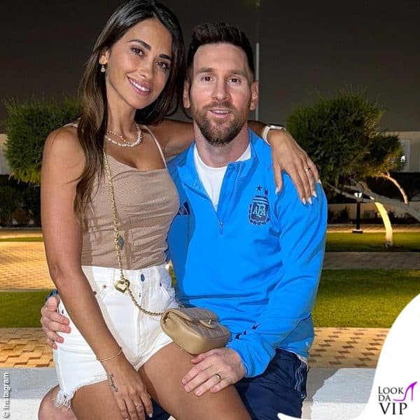 Antonella Roccuzzo abbraccia Lionel Messi: si conoscono da quando avevano 5 anni e si amano da sempre