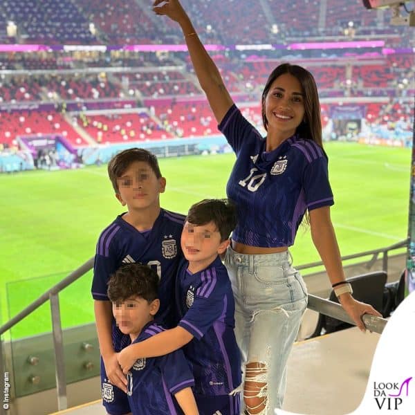 Antonella Roccuzzi con i figli fanno il tifo per Lionel Messi durante Argentina-Australia