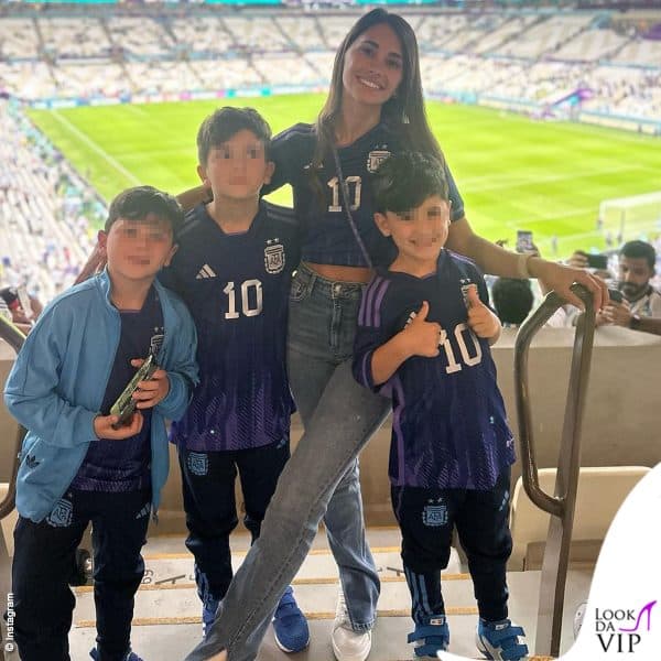 Antonella Roccuzzi allo stadio con i figli durante Argentina-Messico