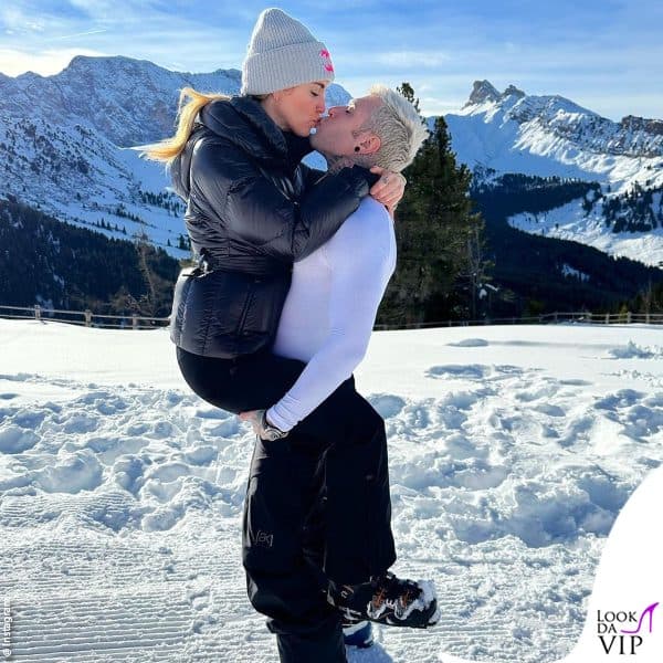 bacio ad alta quota tra Chiara e Fedez 