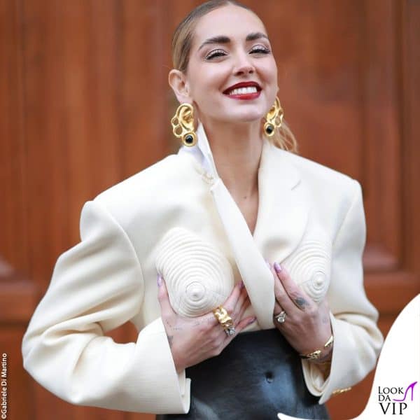 L'outfit Schiaparelli punta sul seno col dettaglio a rilievo
