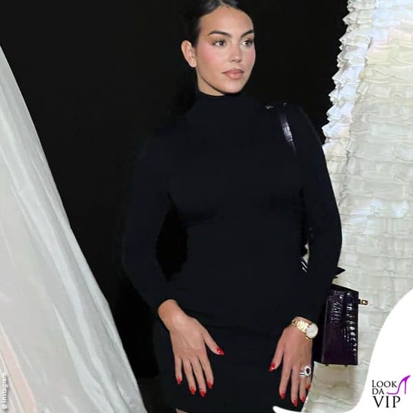 la modella ha optato per un minidress nero 