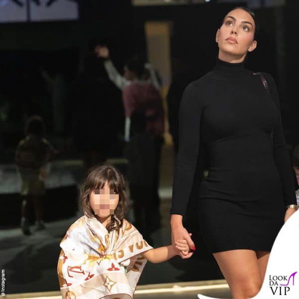 la bimba è elegantissima con una sciarpa Louis Vuitton 