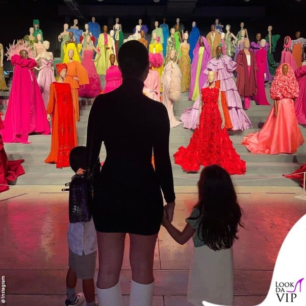 Georgina osserva i vestiti in mostra insieme ai figli 