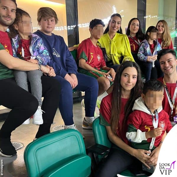 Georgina, i figli e gli amici durante il match 