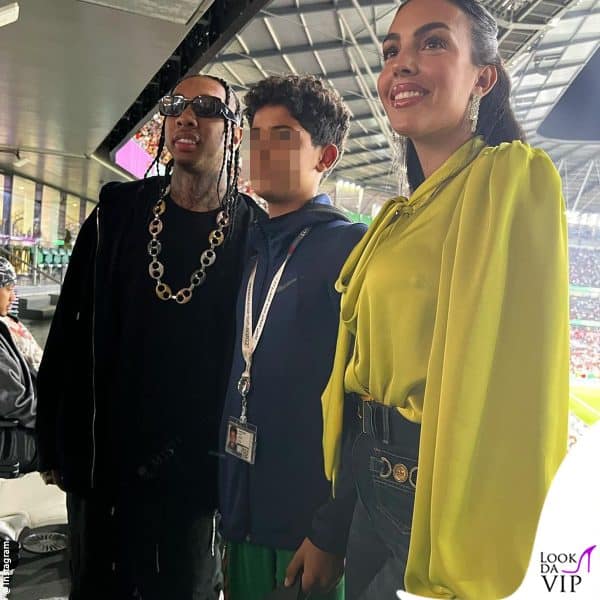 scatto di gruppo con il cantante Tyga 