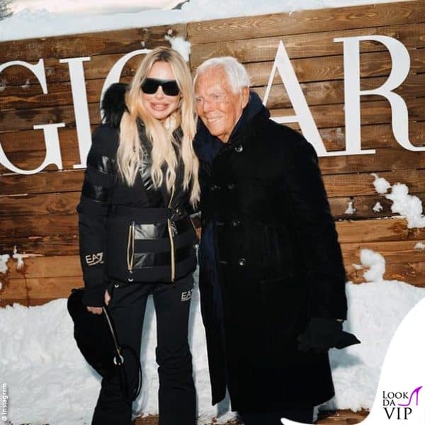 Ilary ha scelto lo stesso look per la sfilata - eccola con Giorgio Armani 