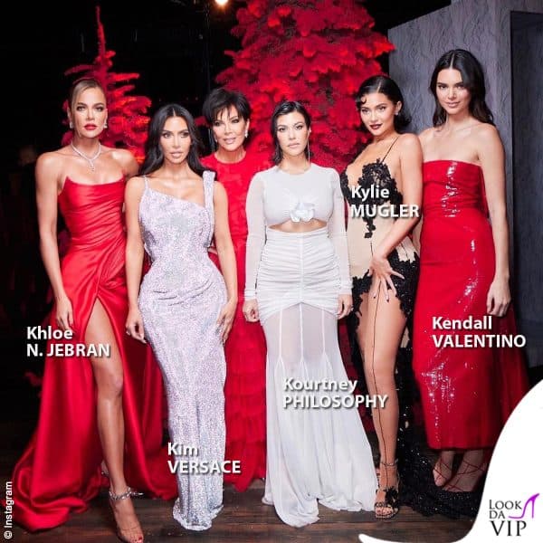 il clan Kardashian-Jenner con gli outfit di Natale 
