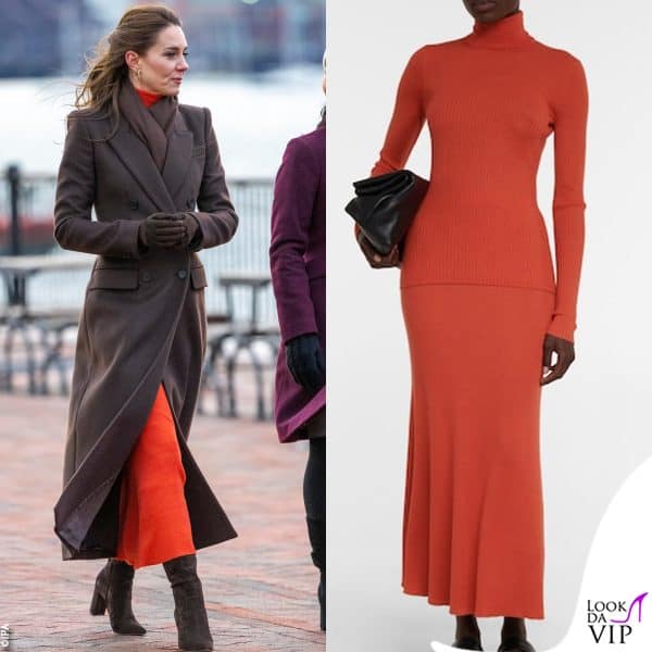 cappotto Alexander McQueen, completo Gabriela Hearst, stivali Gianvito Rossi 