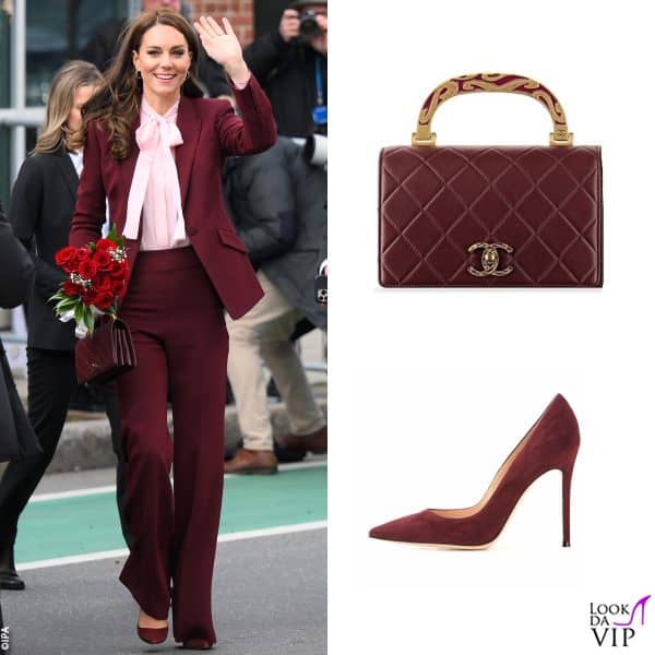 tailleur Roland Mouret, borsa Chanel, pump Gianvito Rossi 