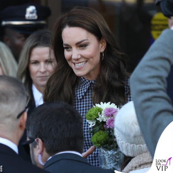 Kate tra la folla festante 