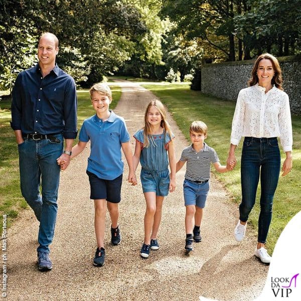 William, Kate e i tre figli posano felici in campagna d'estate: è questa la foto scelta per gli auguri di Natale 
