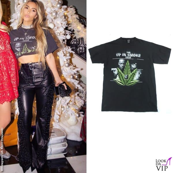 Kim Kardashian con i pantaloni in pelle Dolce&Gabbana, abbinati alla mini bag Miss Sicily, e la t-shirt provocatoria 