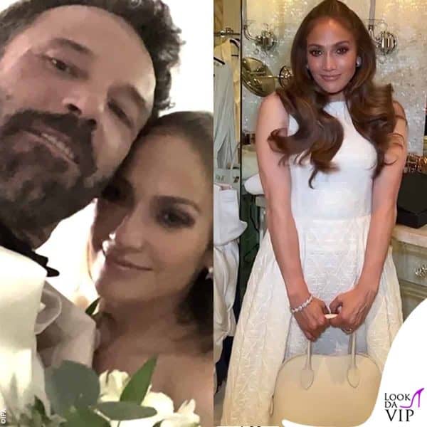 per il sì a Las Vegas Jennifer ha invece indossato due abiti (questo è di Alexander McQueen, la borsa è Hermès)