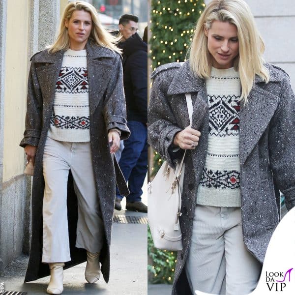 per lei cappotto grigio, maglione lavorato e pantaloni a coste 