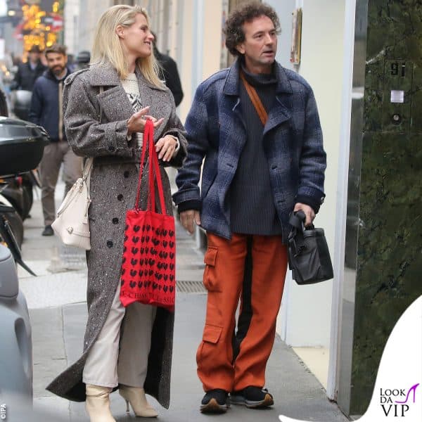 la star è apparsa serena e sorridente 