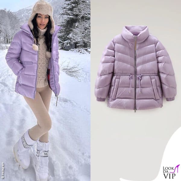 Paola Turani  nella neve con il giubbotto Woolrich (740 euro) e stivali Moonboot