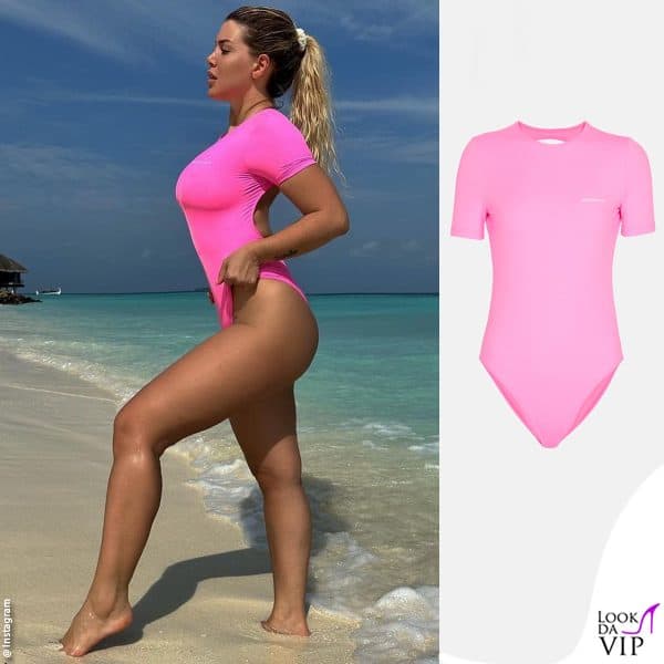 alle Maldive con un costume Balenciaga 