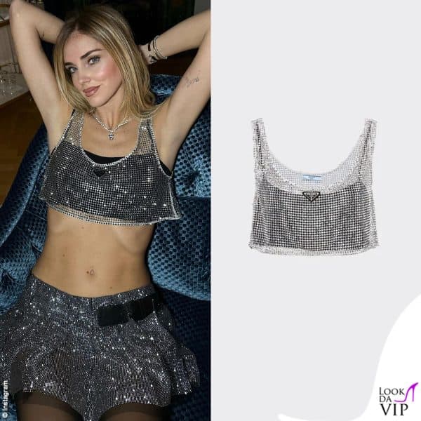 Scintillante in crop top e minigonna Prada