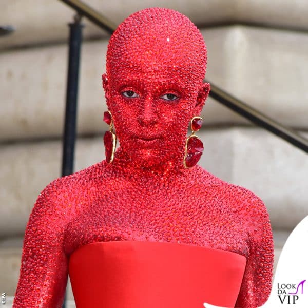 I 20mila cristalli Swarovski sono stati applicati uno ad'uno