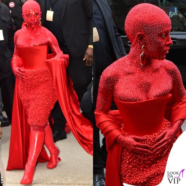 Total red e cristalli alla sfilata di Schiaparelli
