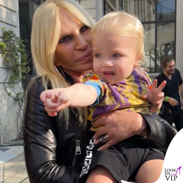 Sylvester Apollo in braccio a Donatella Versace 