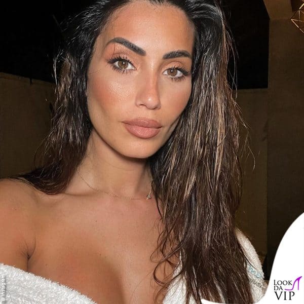 in vacanza Federica si trucca con i prodotti della sua linea di make-up, Sobea 