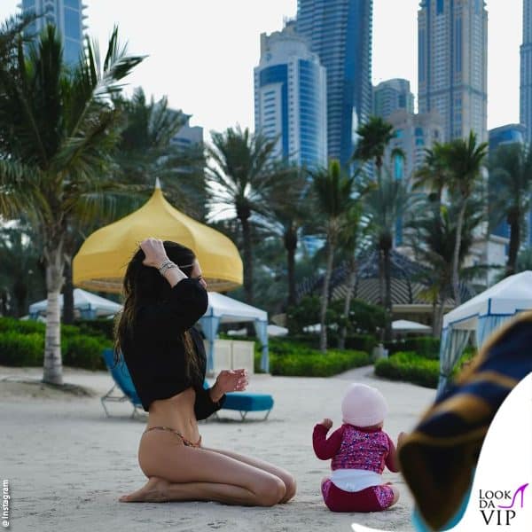 Francesca Sofia Novello gioca in spiaggia con Giulietta 