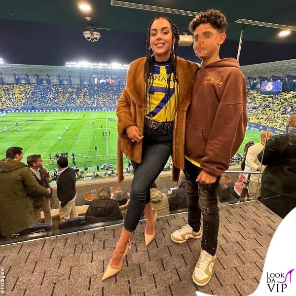 il giorno dopo l'avento Georgina è andata allo stadio a tifare per Cristiano Ronaldo 