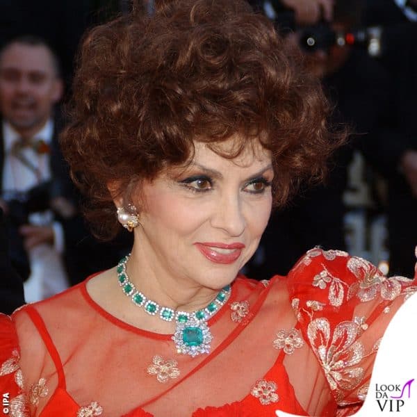 Nel 2003 a Cannes sfoggia smeraldi e diamanti