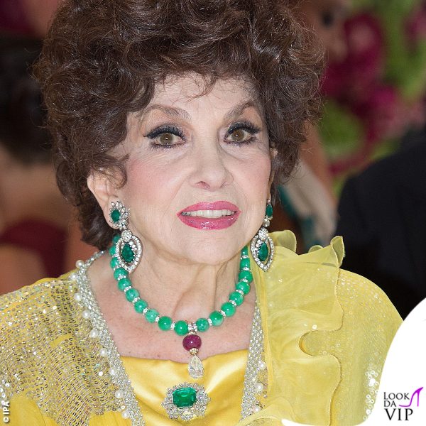 Gina Lollobrigida nel 2014: i gioielli sono sui toni del verde, spicca la spilla Bulgari col grosso smeraldo circondato da diamanti 